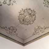 Un�altra decorazione dai toni grigi e celesti orna il soffitto di una stanza adiacente